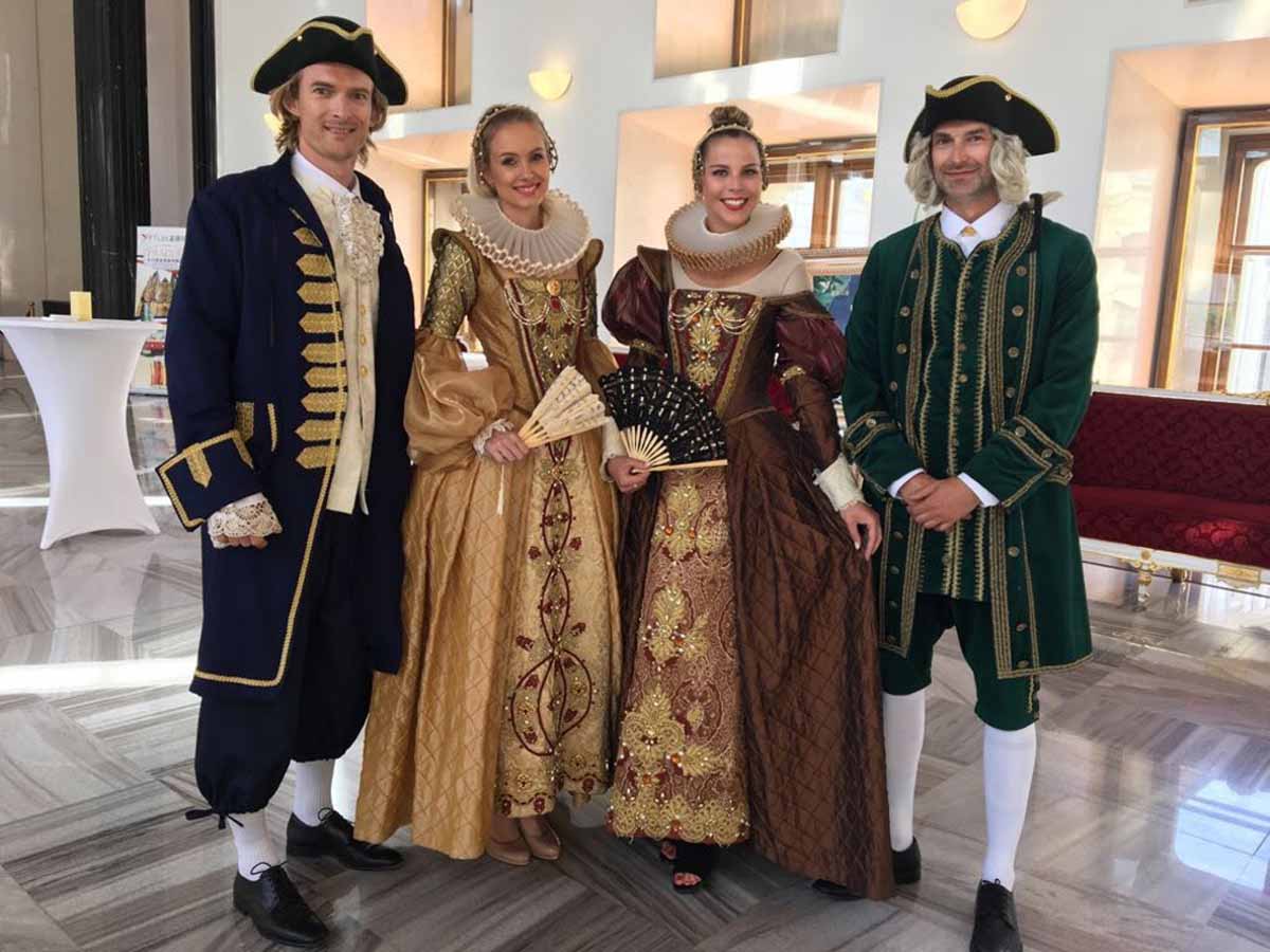 Herci ve středověkých kostýmech vítají hosty incentivního programu zorganizovaného v Praze