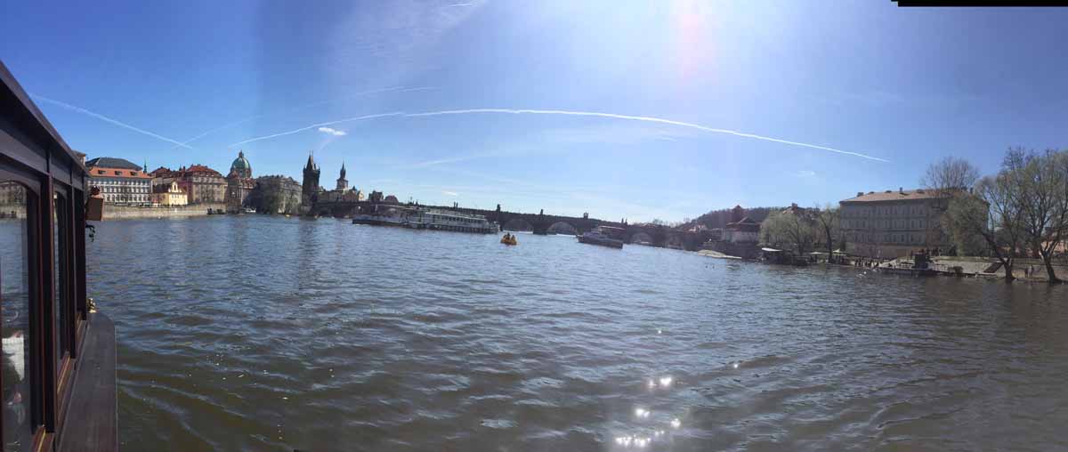 Lodě na řece Vltavě během eventu v Praze