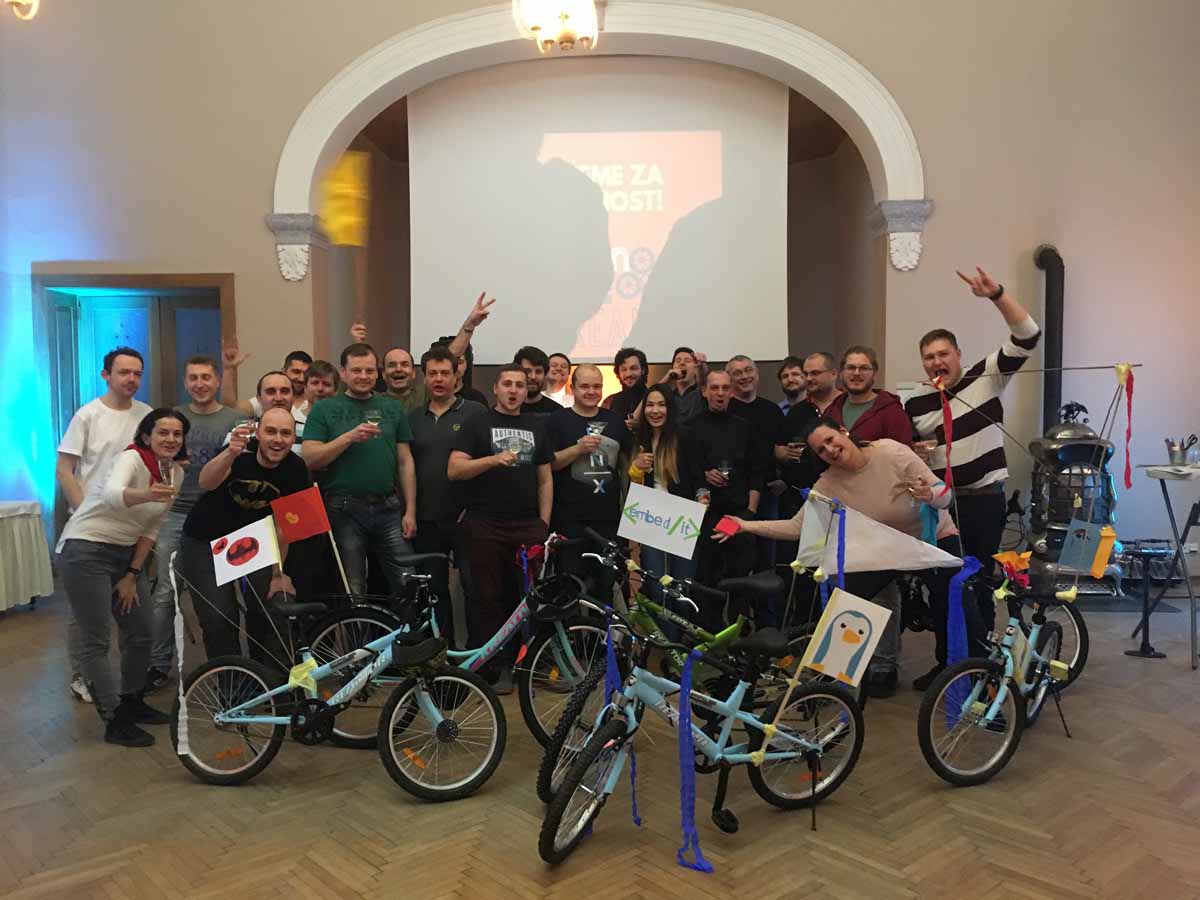 Skupinová fotografie účastníků teambuildingového programu s charitativním zaměřením v Praze