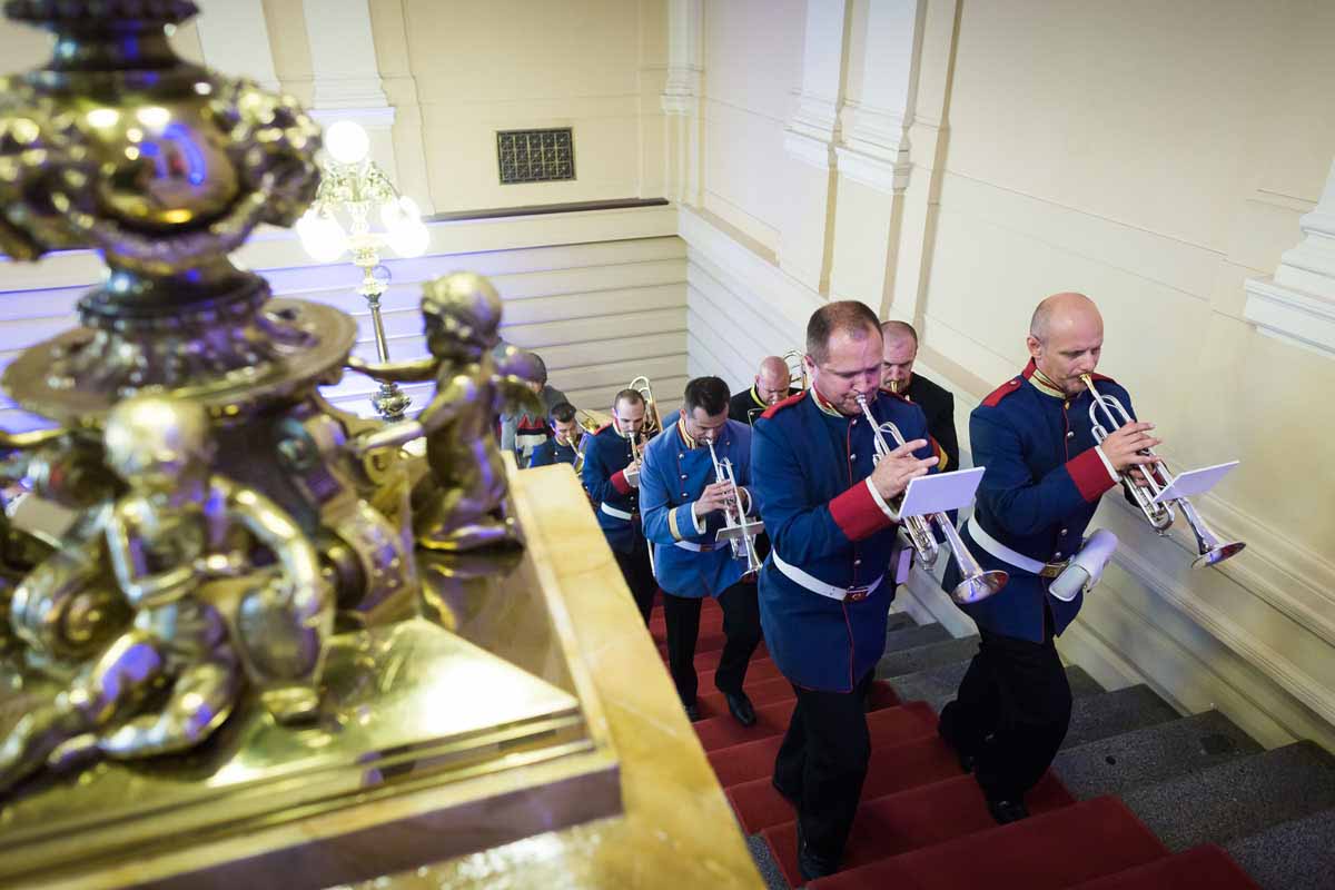 Slavnostní hudba vchází do hlavního sálu v průběhu incentivního programu v Praze