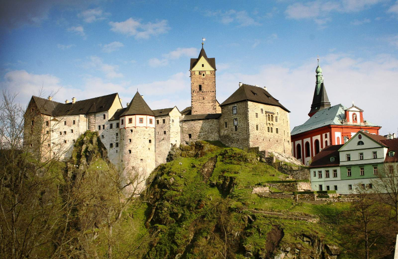 Jak vybrat vhodne misto pro vas event v Ceske republice nebo v Praze barevny ilustgrativni obrazek hrad Loket jako eventova venue